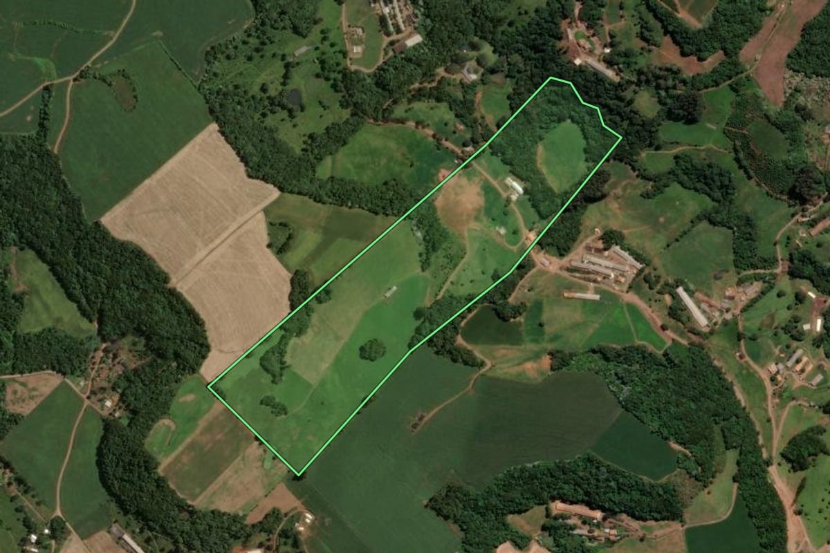 Imagem de satélite do imóvel rural em Concórdia (SC), com o contorno declarado no CAR desenhado por cima.