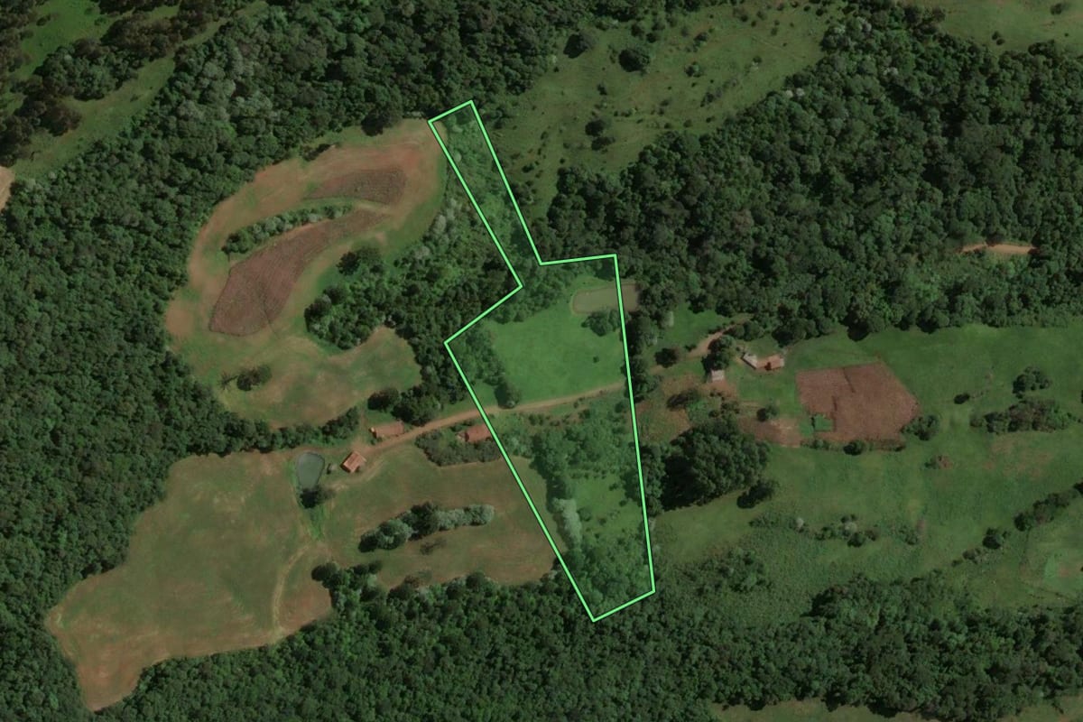 Imagem de satélite do imóvel rural em Concórdia (SC), com o contorno declarado no CAR desenhado por cima.