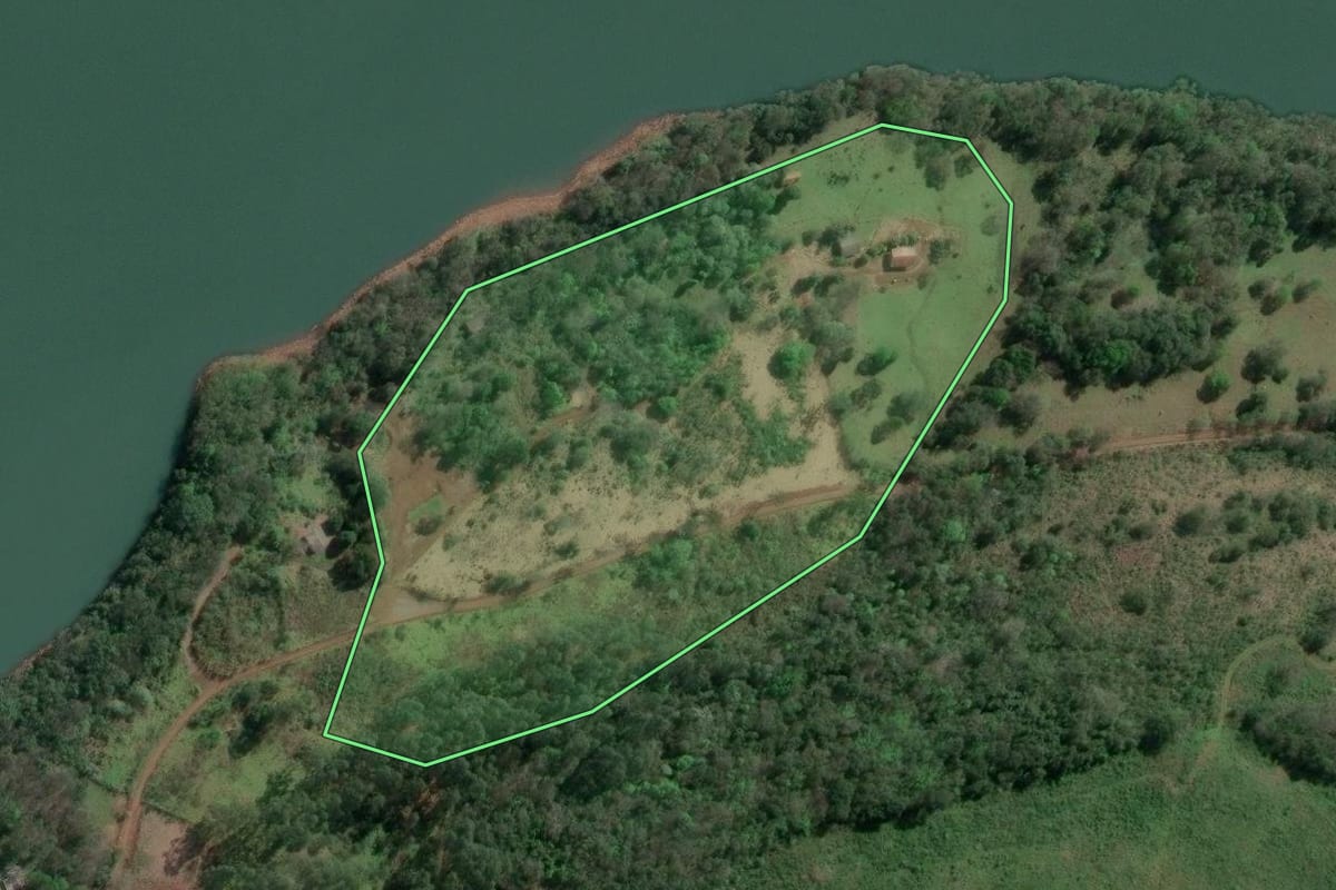 Imagem de satélite do imóvel rural em Concórdia (SC), com o contorno declarado no CAR desenhado por cima.