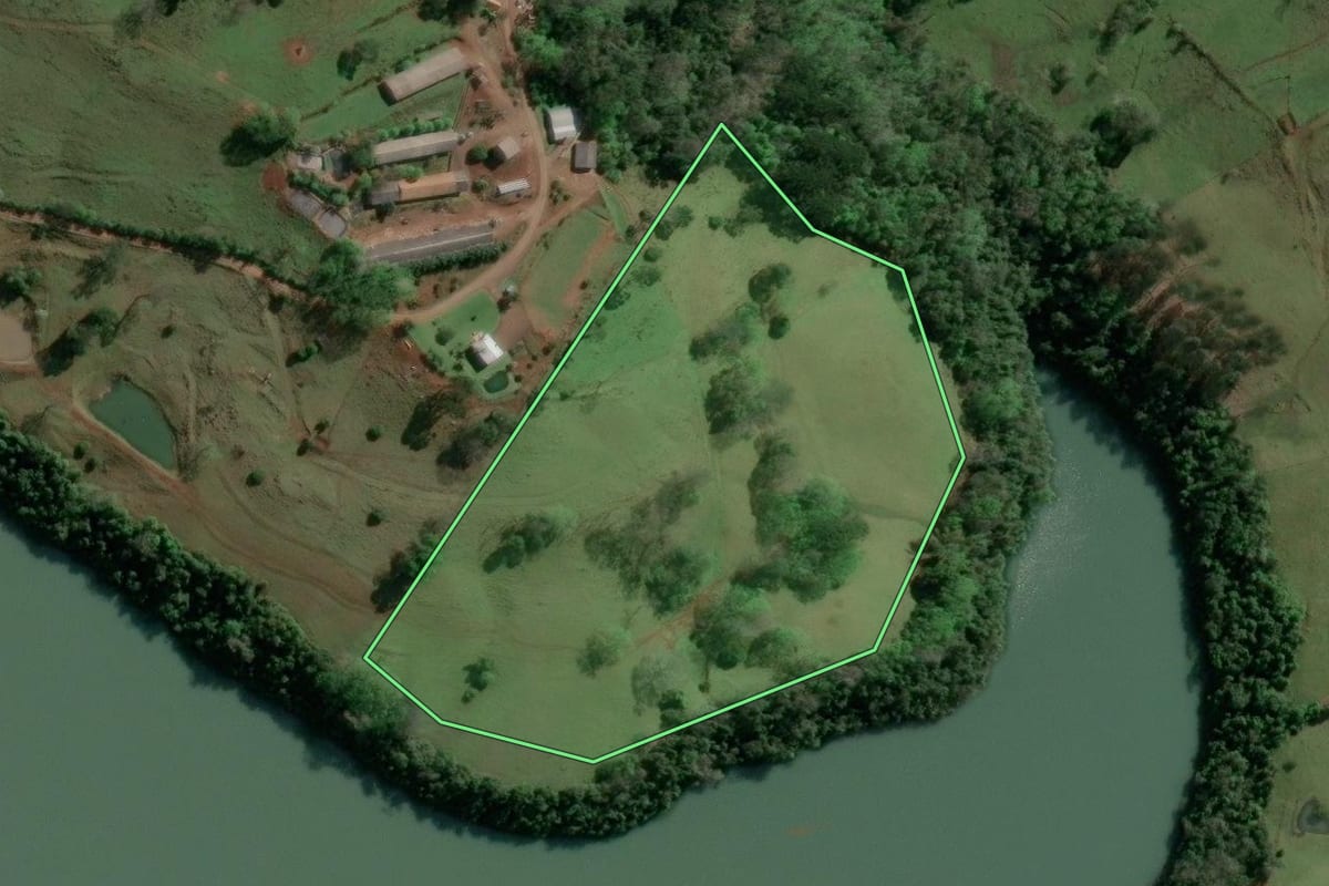 Imagem de satélite do imóvel rural em Concórdia (SC), com o contorno declarado no CAR desenhado por cima.