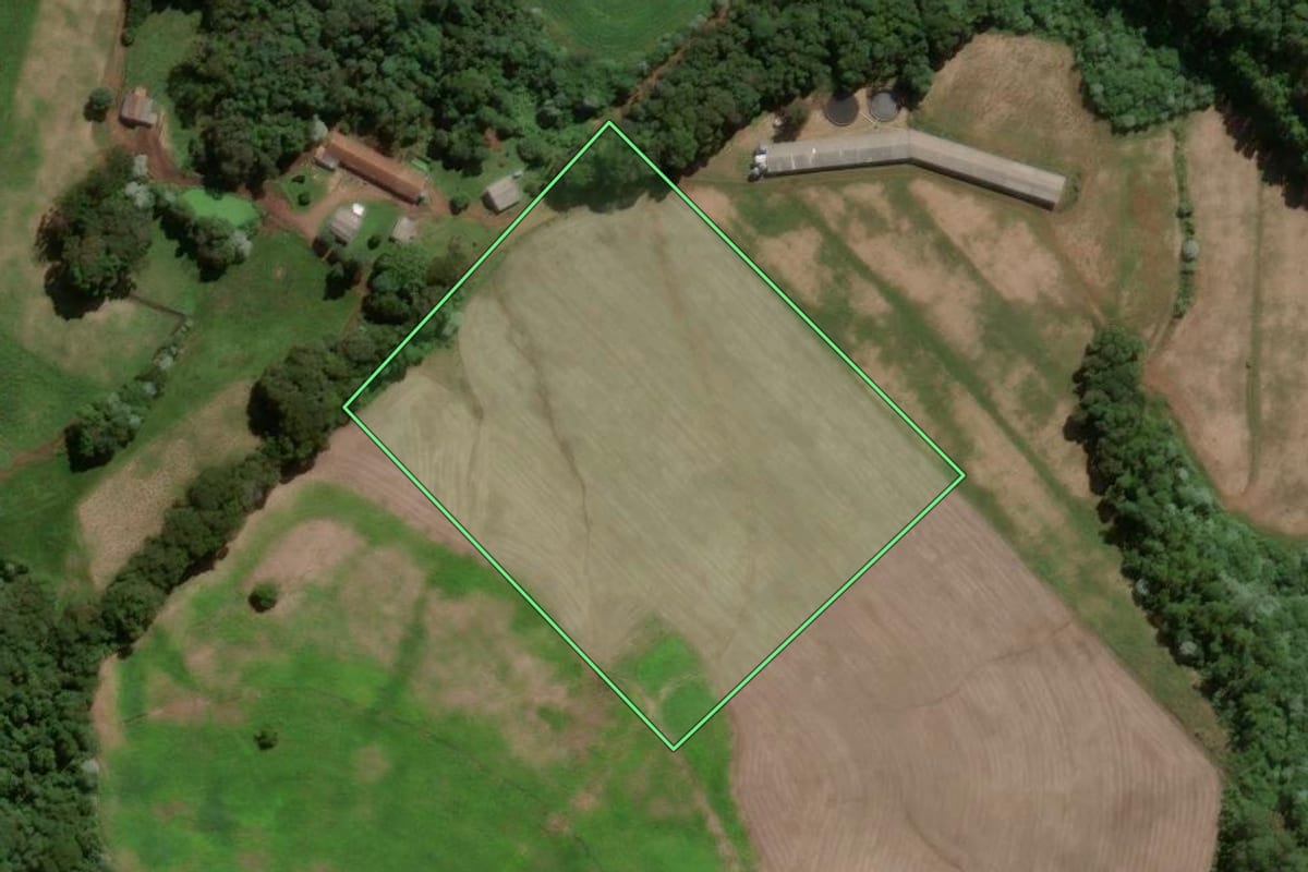 Imagem de satélite do imóvel rural em Concórdia (SC), com o contorno declarado no CAR desenhado por cima.