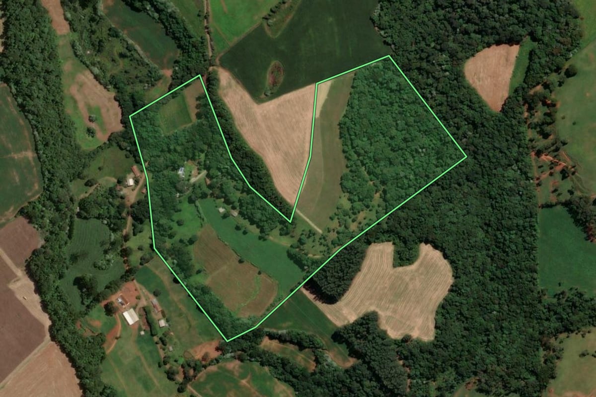 Imagem de satélite do imóvel rural em Concórdia (SC), com o contorno declarado no CAR desenhado por cima.