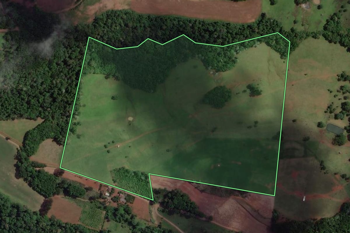 Imagem de satélite do imóvel rural em Concórdia (SC), com o contorno declarado no CAR desenhado por cima.