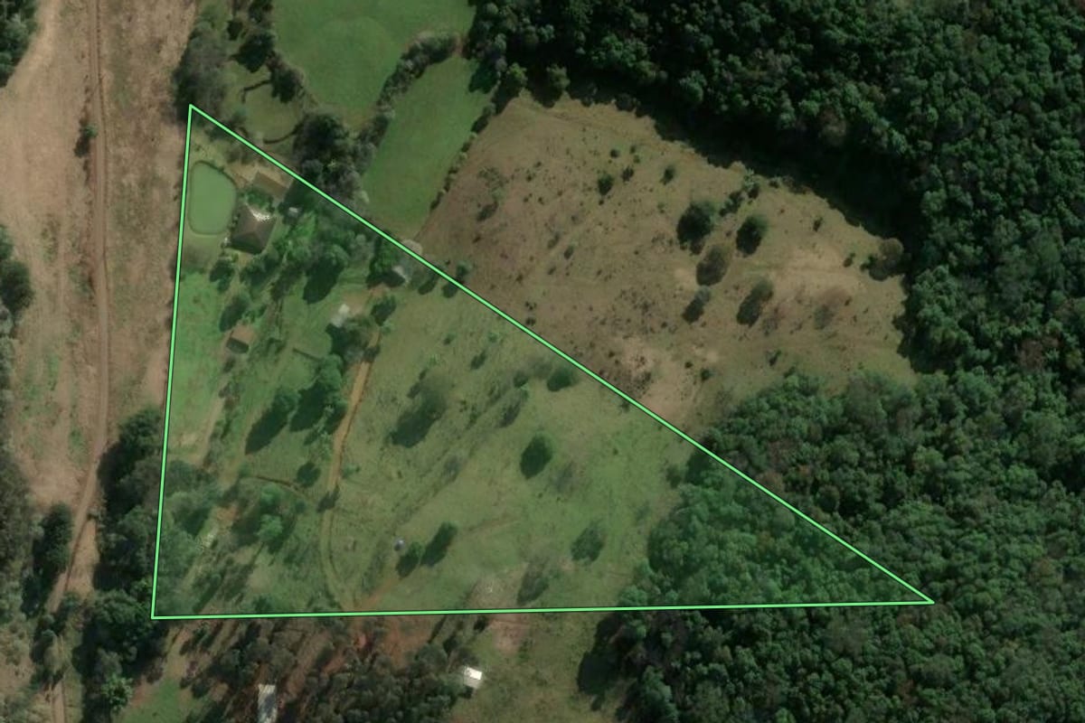 Imagem de satélite do imóvel rural em Concórdia (SC), com o contorno declarado no CAR desenhado por cima.