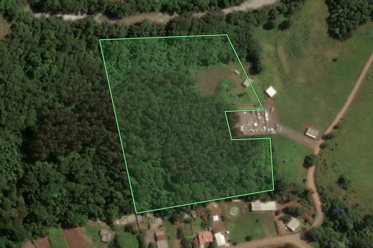Imagem de satélite do imóvel rural em Concórdia (SC), com o contorno declarado no CAR desenhado por cima.