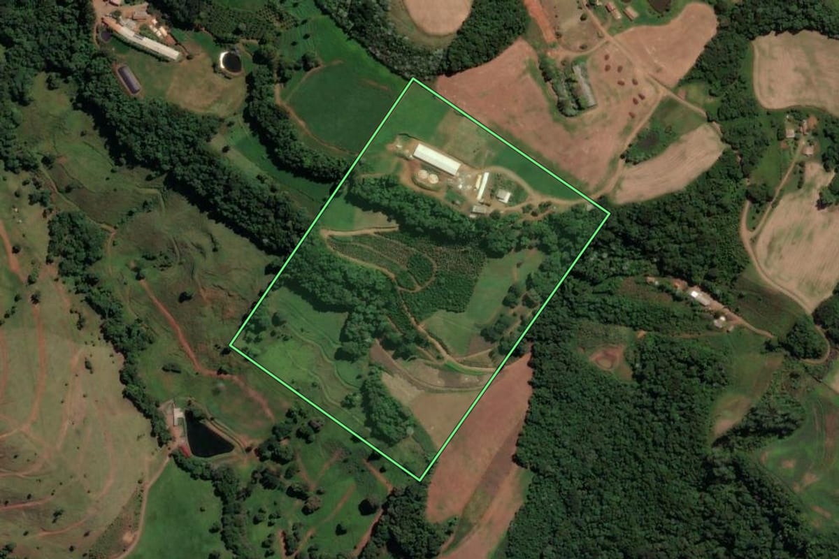 Imagem de satélite do imóvel rural em Concórdia (SC), com o contorno declarado no CAR desenhado por cima.