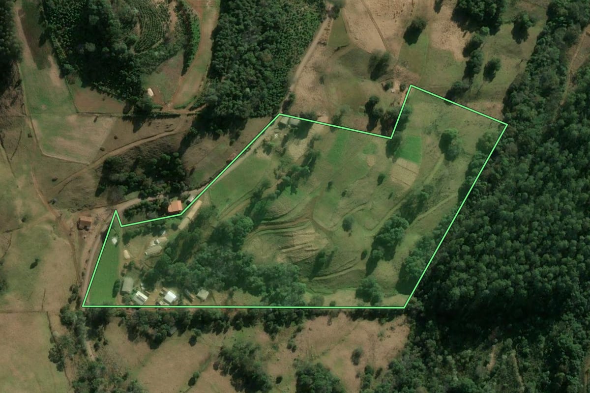 Imagem de satélite do imóvel rural em Concórdia (SC), com o contorno declarado no CAR desenhado por cima.