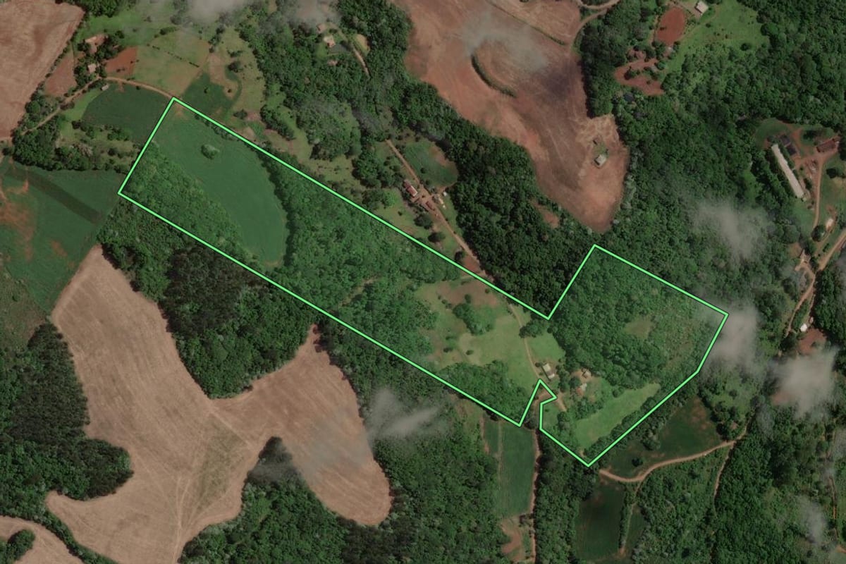 Imagem de satélite do imóvel rural em Concórdia (SC), com o contorno declarado no CAR desenhado por cima.