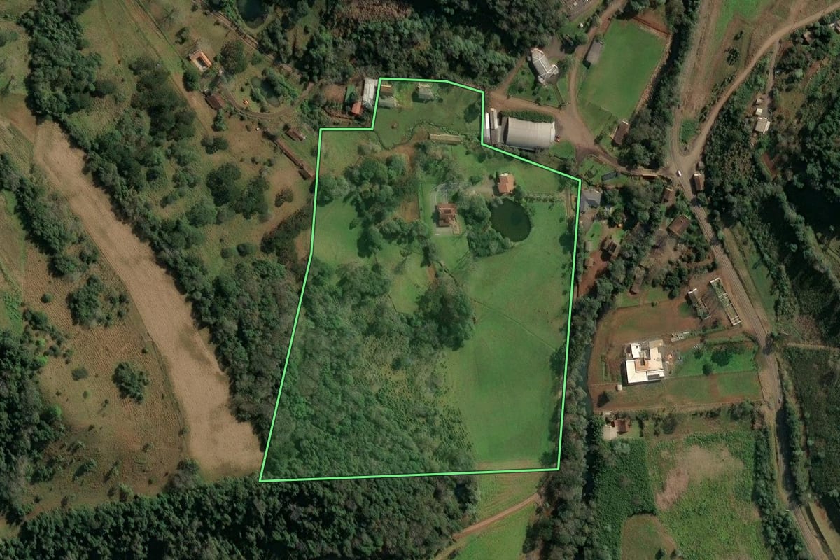 Imagem de satélite do imóvel rural em Concórdia (SC), com o contorno declarado no CAR desenhado por cima.