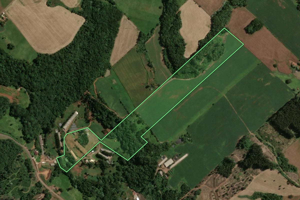 Imagem de satélite do imóvel rural em Concórdia (SC), com o contorno declarado no CAR desenhado por cima.