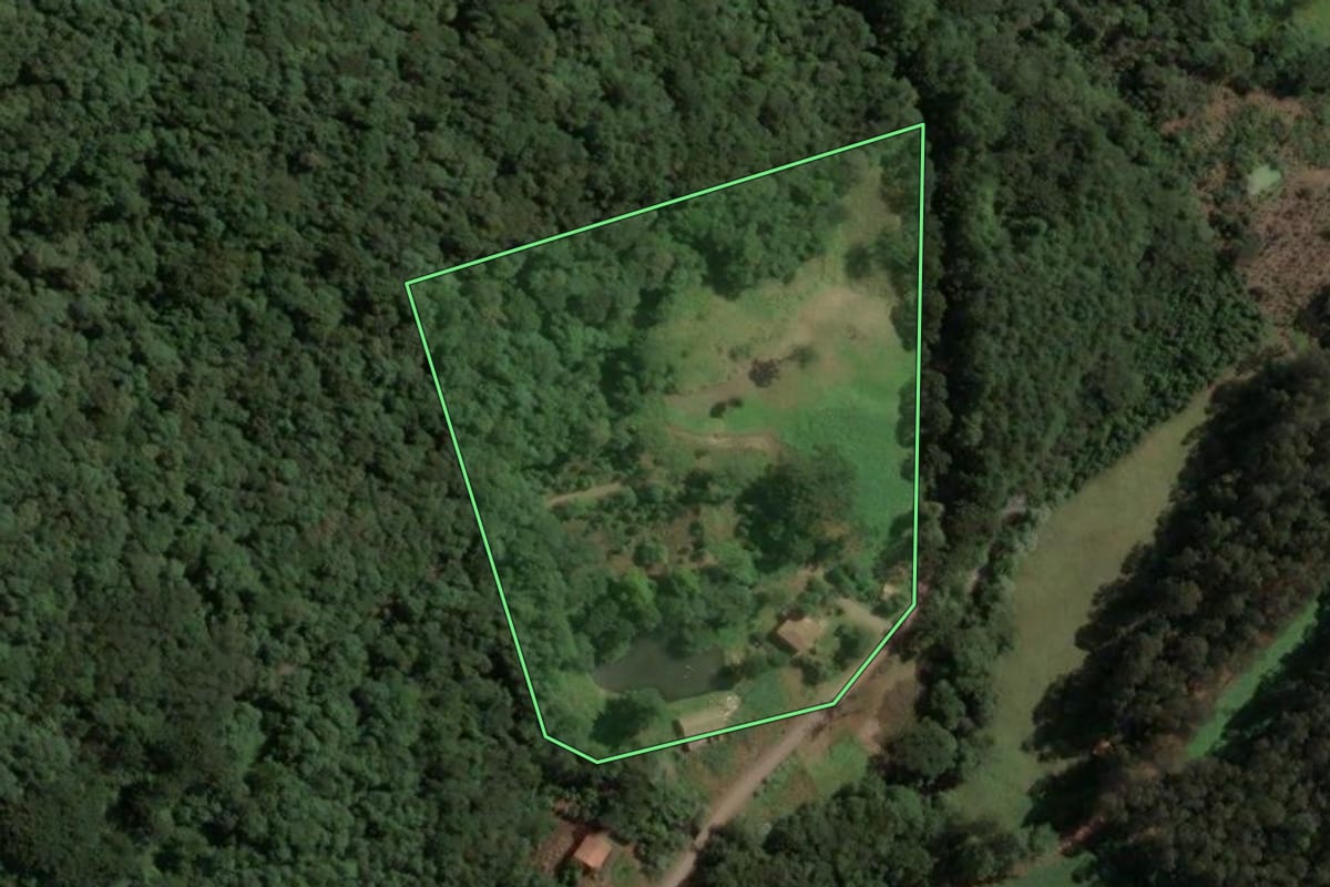 Imagem de satélite do imóvel rural em Concórdia (SC), com o contorno declarado no CAR desenhado por cima.
