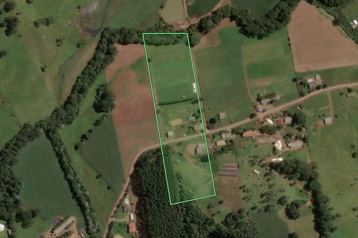 Imagem de satélite do imóvel rural em Concórdia (SC), com o contorno declarado no CAR desenhado por cima.