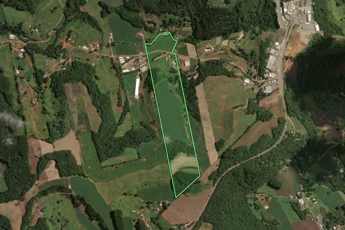 Imagem de satélite do imóvel rural em Concórdia (SC), com o contorno declarado no CAR desenhado por cima.
