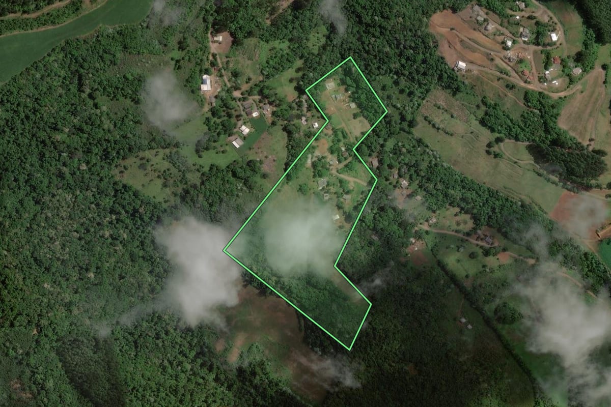 Imagem de satélite do imóvel rural em Concórdia (SC), com o contorno declarado no CAR desenhado por cima.