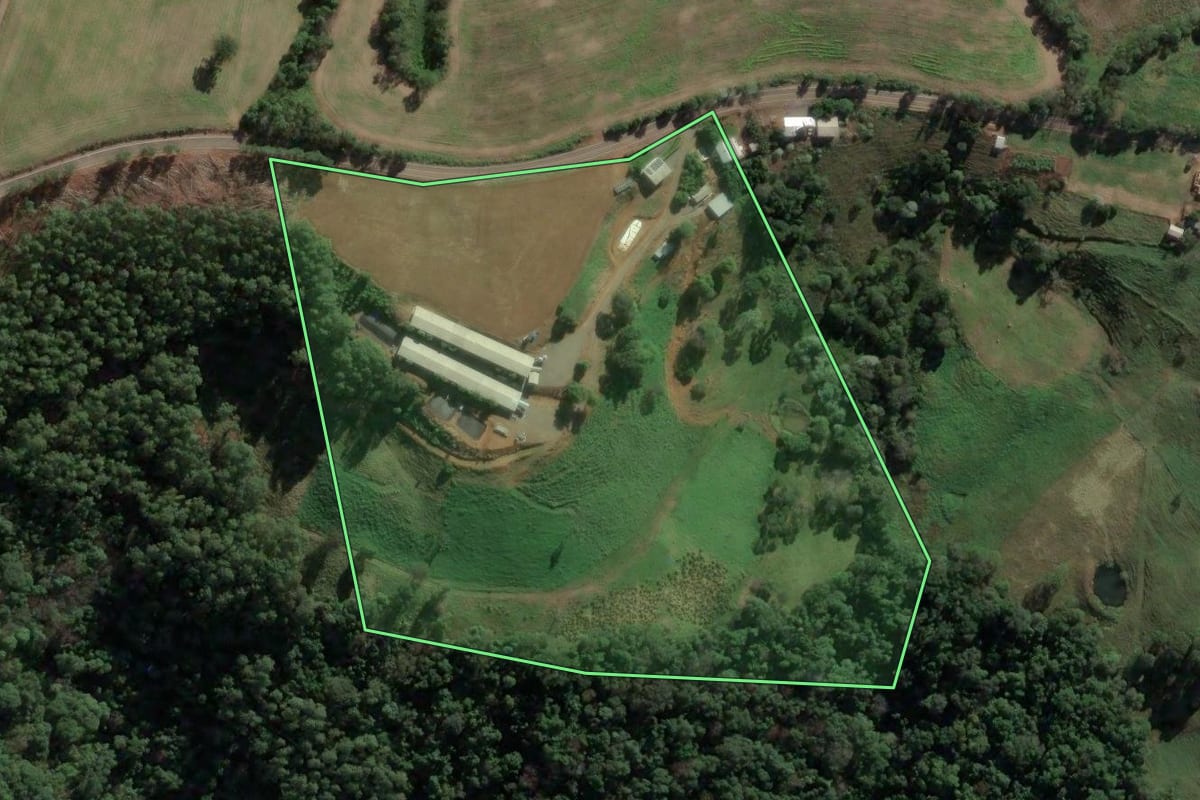 Imagem de satélite do imóvel rural em Concórdia (SC), com o contorno declarado no CAR desenhado por cima.