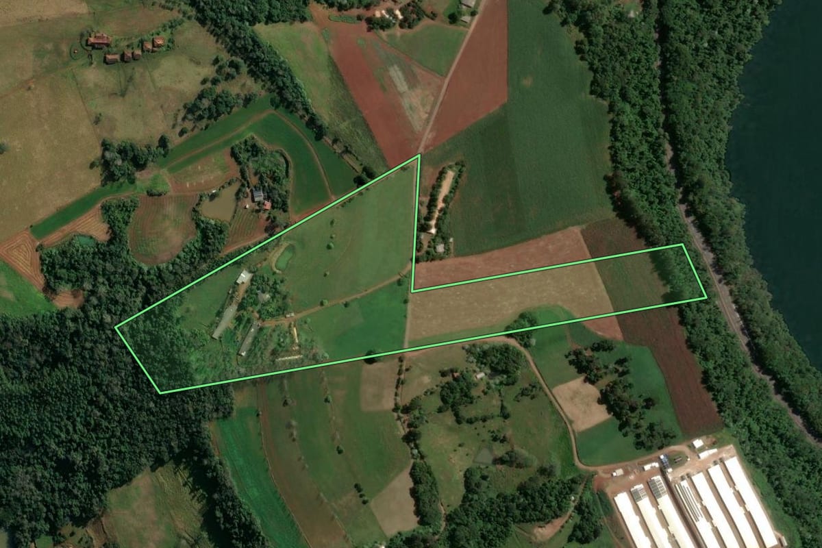 Imagem de satélite do imóvel rural em Concórdia (SC), com o contorno declarado no CAR desenhado por cima.