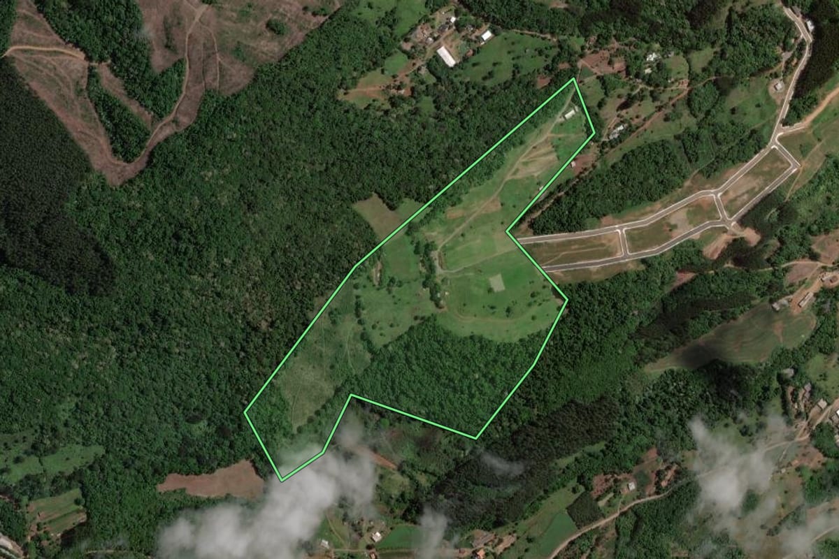 Imagem de satélite do imóvel rural em Concórdia (SC), com o contorno declarado no CAR desenhado por cima.