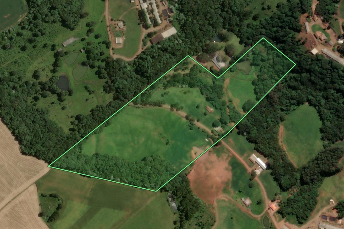 Imagem de satélite do imóvel rural em Concórdia (SC), com o contorno declarado no CAR desenhado por cima.