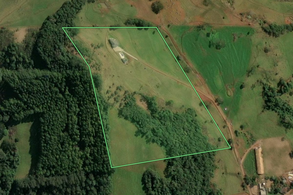 Imagem de satélite do imóvel rural em Concórdia (SC), com o contorno declarado no CAR desenhado por cima.