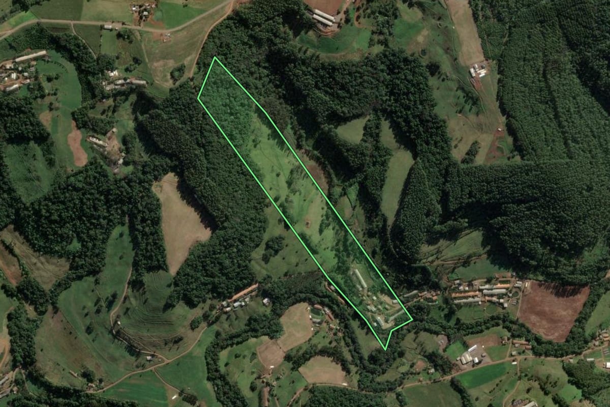 Imagem de satélite do imóvel rural em Concórdia (SC), com o contorno declarado no CAR desenhado por cima.