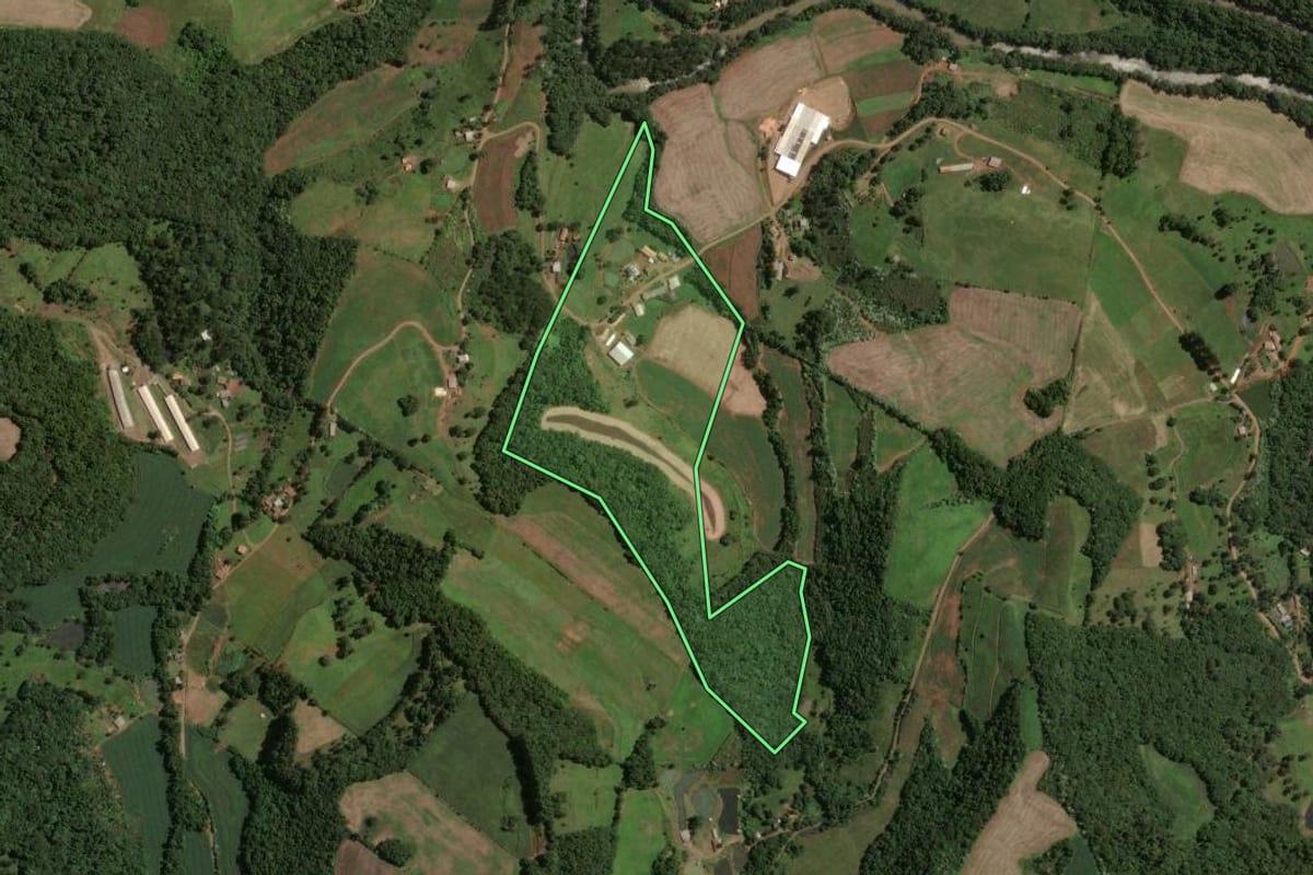 Imagem de satélite do imóvel rural em Concórdia (SC), com o contorno declarado no CAR desenhado por cima.