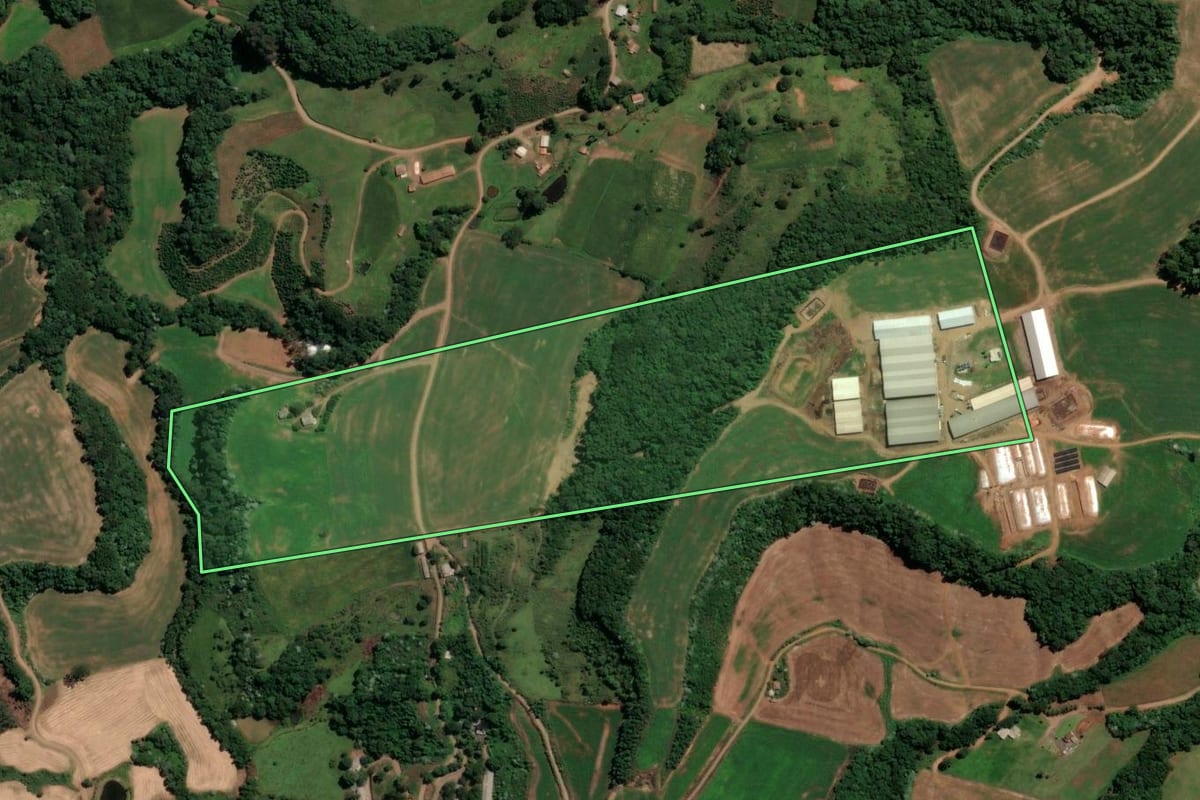 Imagem de satélite do imóvel rural em Concórdia (SC), com o contorno declarado no CAR desenhado por cima.