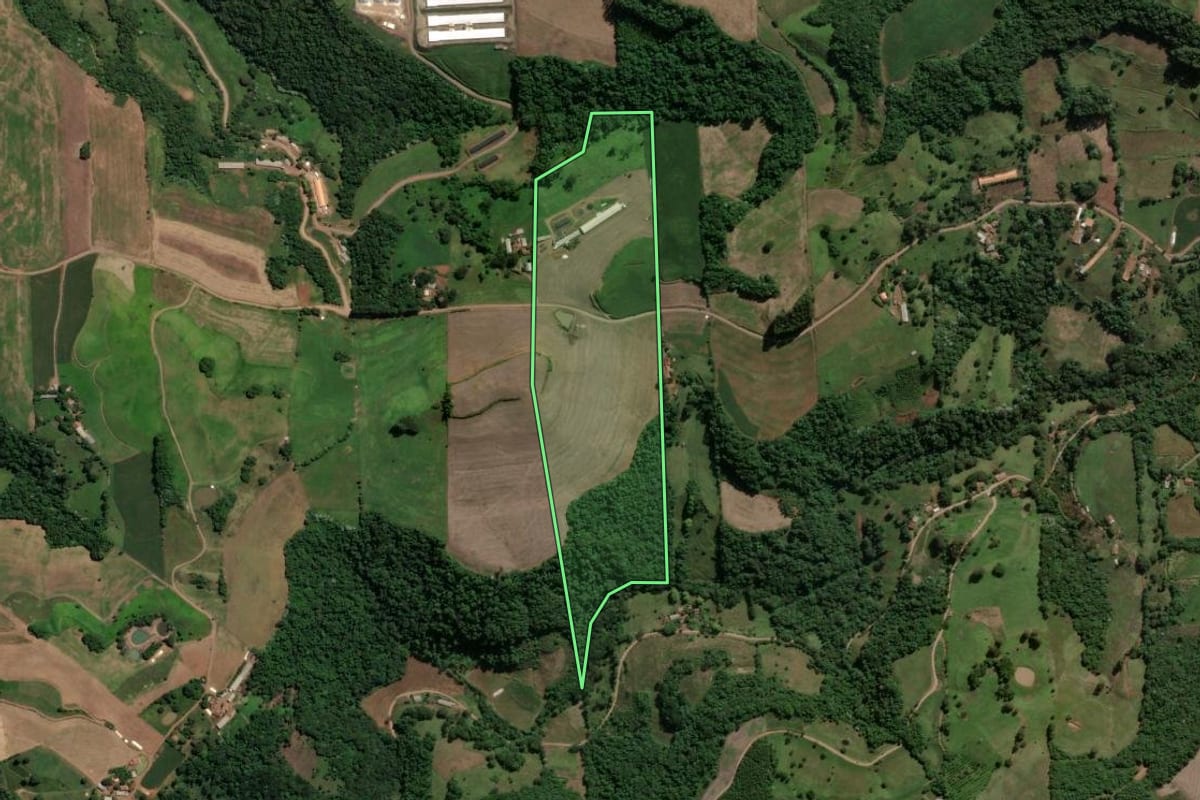Imagem de satélite do imóvel rural em Concórdia (SC), com o contorno declarado no CAR desenhado por cima.