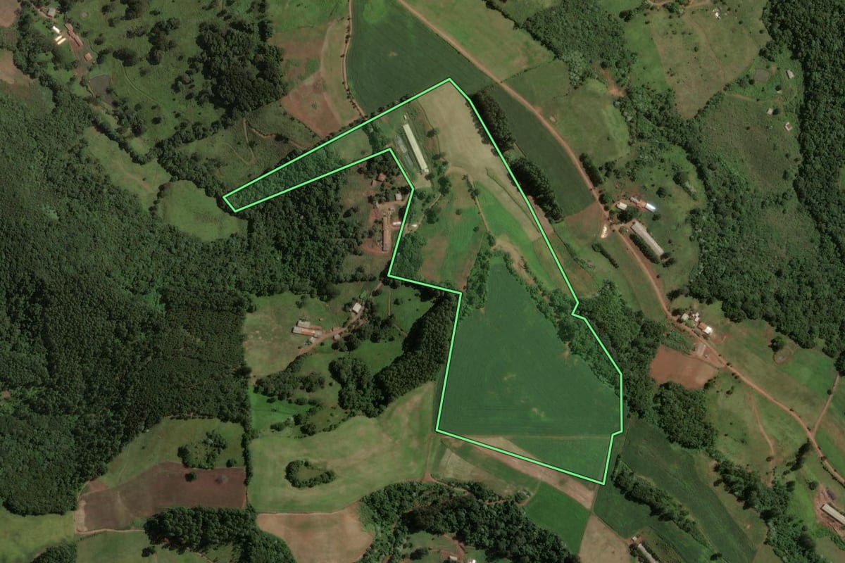 Imagem de satélite do imóvel rural em Concórdia (SC), com o contorno declarado no CAR desenhado por cima.