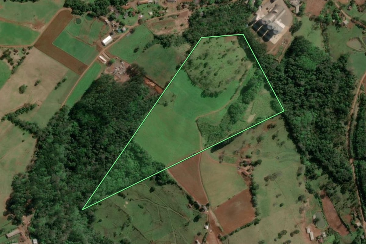 Imagem de satélite do imóvel rural em Concórdia (SC), com o contorno declarado no CAR desenhado por cima.