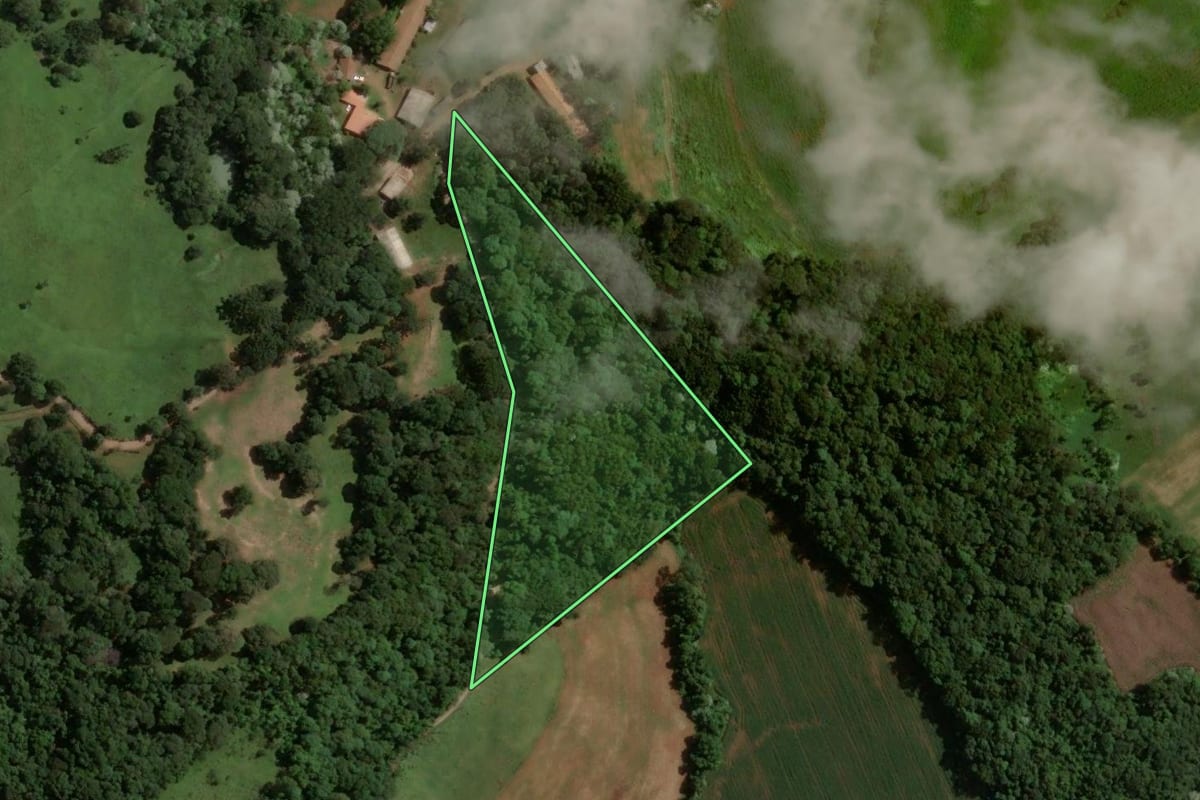 Imagem de satélite do imóvel rural em Concórdia (SC), com o contorno declarado no CAR desenhado por cima.