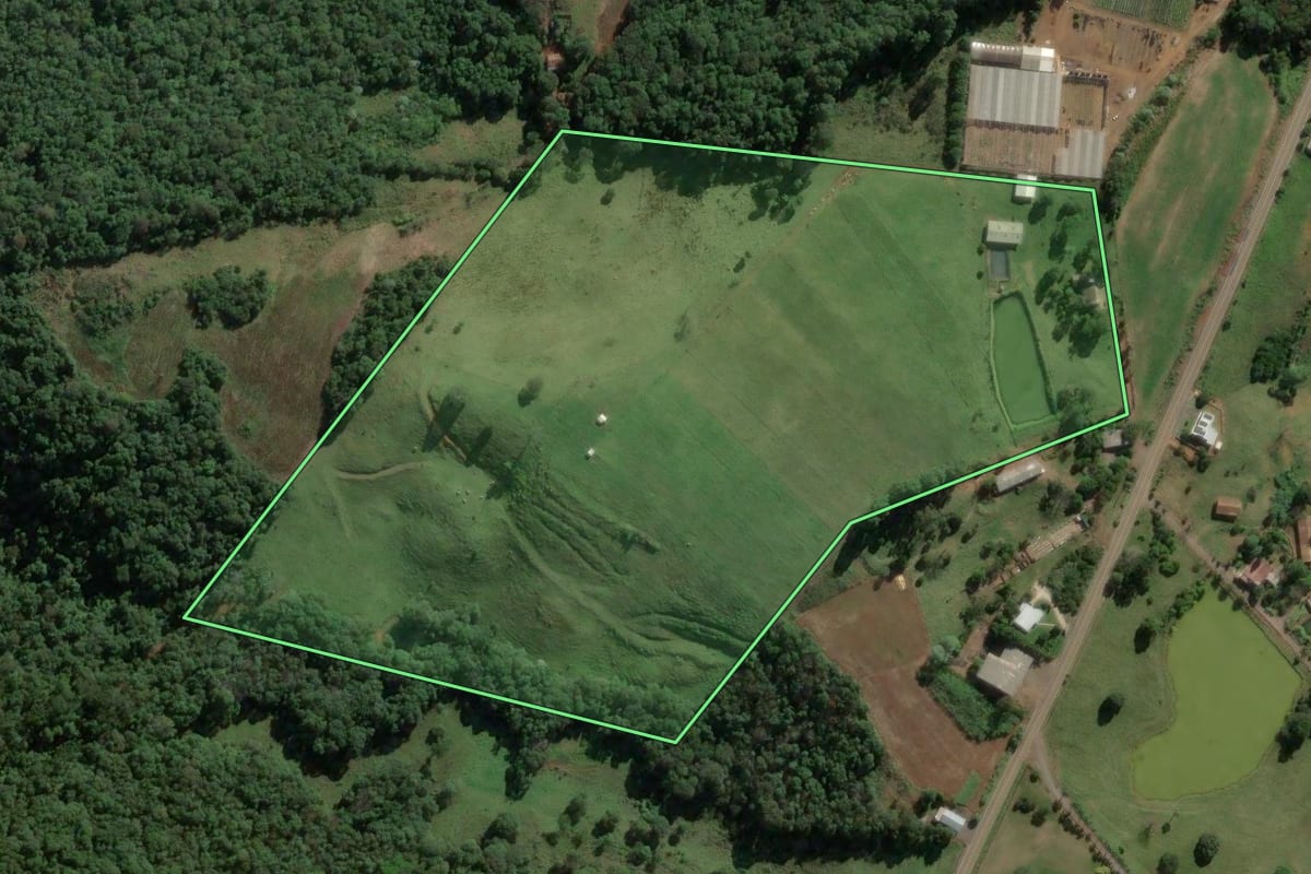 Imagem de satélite do imóvel rural em Concórdia (SC), com o contorno declarado no CAR desenhado por cima.