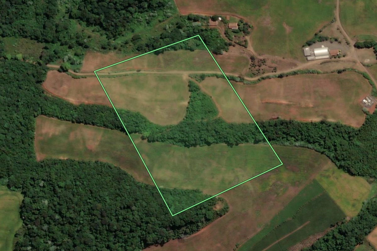 Imagem de satélite do imóvel rural em Concórdia (SC), com o contorno declarado no CAR desenhado por cima.