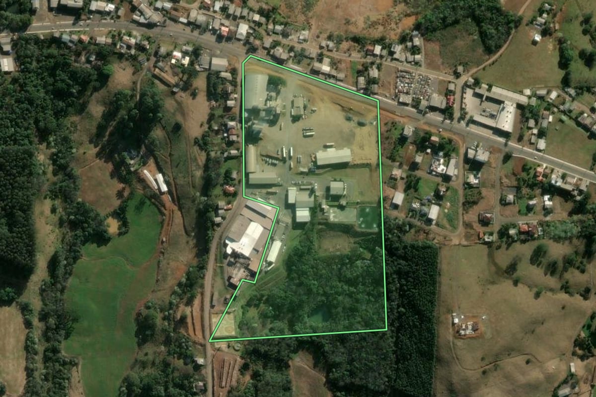 Imagem de satélite do imóvel rural em Concórdia (SC), com o contorno declarado no CAR desenhado por cima.