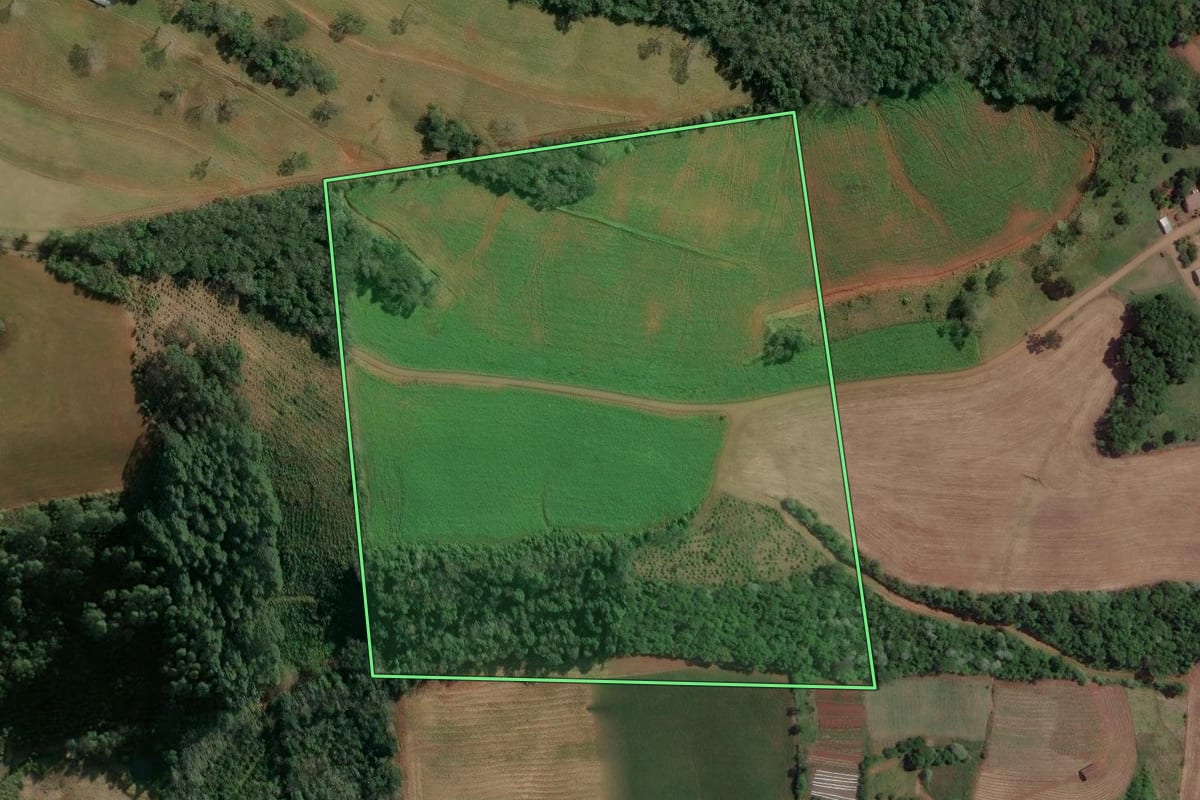 Imagem de satélite do imóvel rural em Concórdia (SC), com o contorno declarado no CAR desenhado por cima.