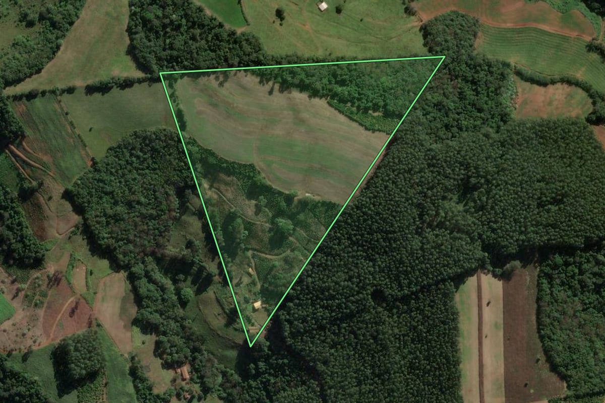 Imagem de satélite do imóvel rural em Concórdia (SC), com o contorno declarado no CAR desenhado por cima.