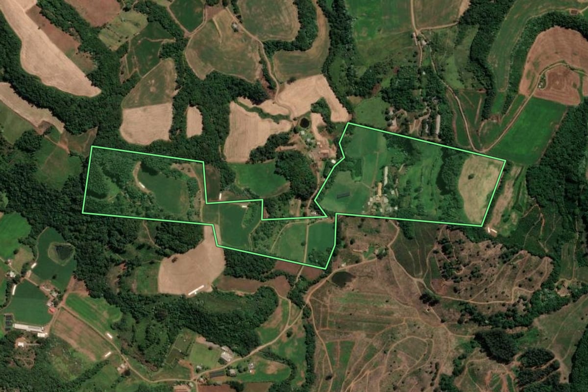 Imagem de satélite do imóvel rural em Concórdia (SC), com o contorno declarado no CAR desenhado por cima.
