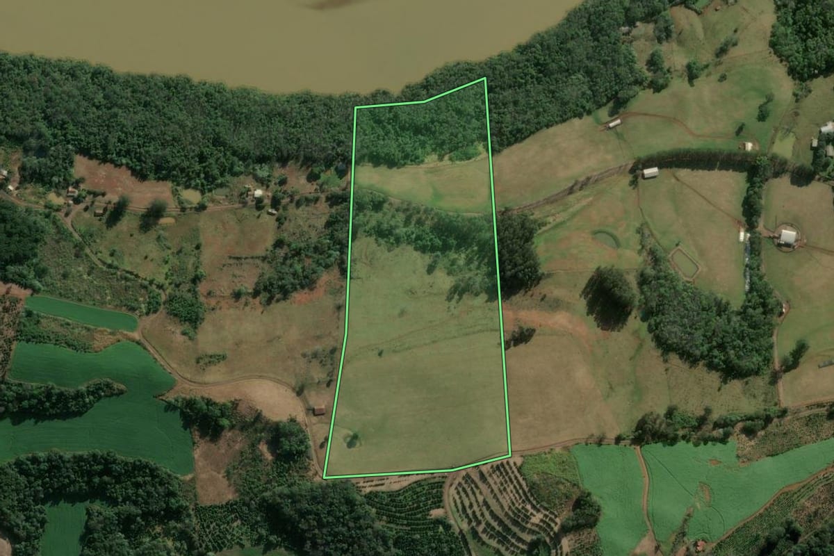 Imagem de satélite do imóvel rural em Concórdia (SC), com o contorno declarado no CAR desenhado por cima.