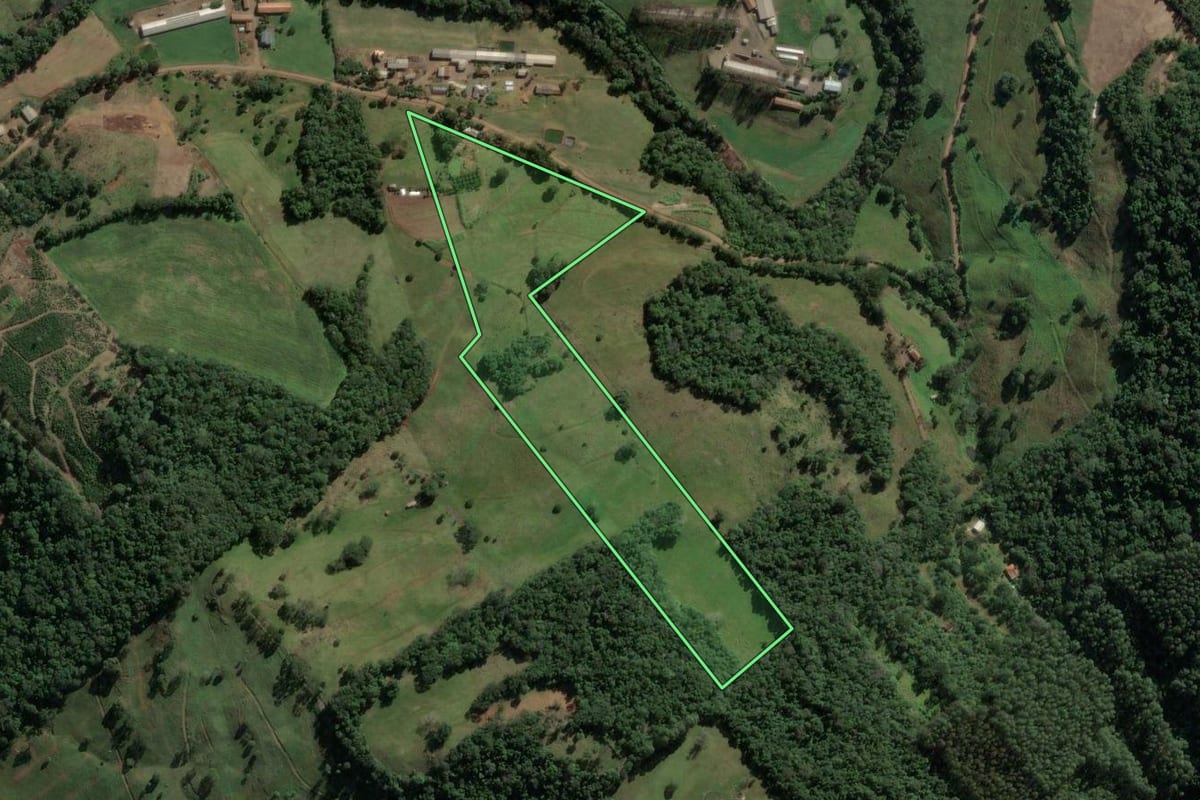 Imagem de satélite do imóvel rural em Concórdia (SC), com o contorno declarado no CAR desenhado por cima.