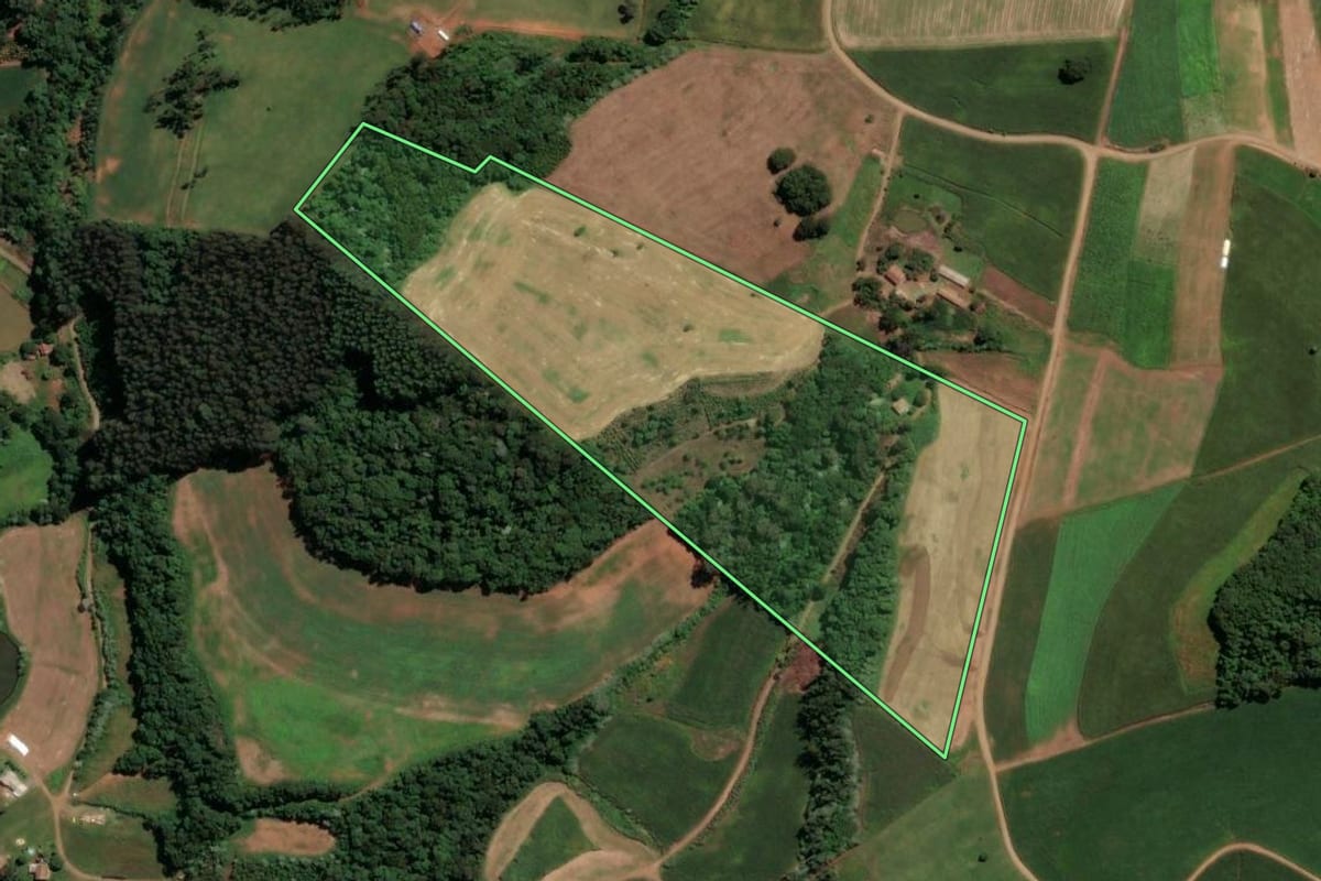 Imagem de satélite do imóvel rural em Concórdia (SC), com o contorno declarado no CAR desenhado por cima.
