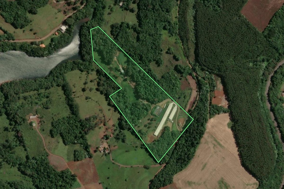 Imagem de satélite do imóvel rural em Concórdia (SC), com o contorno declarado no CAR desenhado por cima.