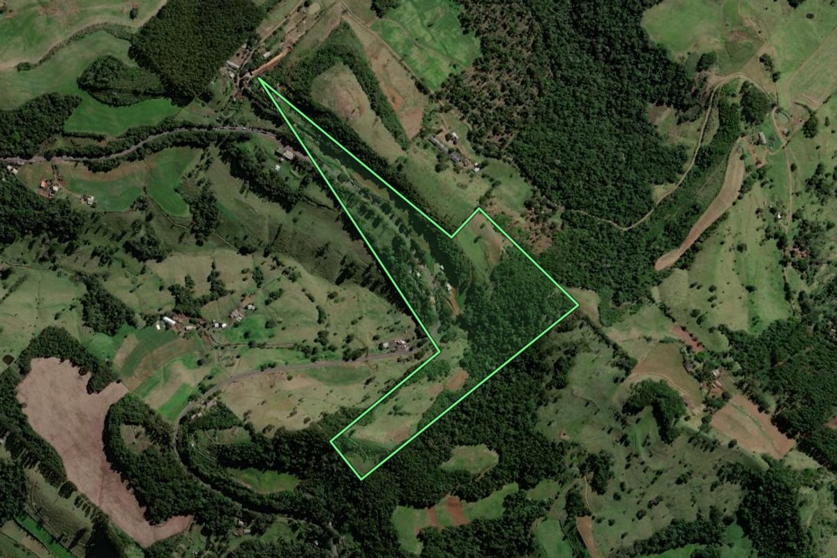 Imagem de satélite do imóvel rural em Coronel Freitas (SC), com o contorno declarado no CAR desenhado por cima.