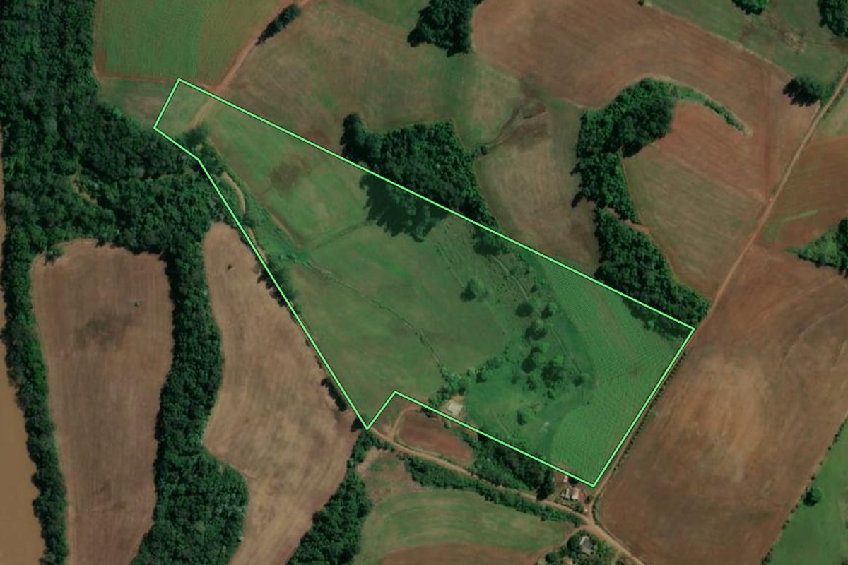 Imagem de satélite do imóvel rural em Coronel Freitas (SC), com o contorno declarado no CAR desenhado por cima.