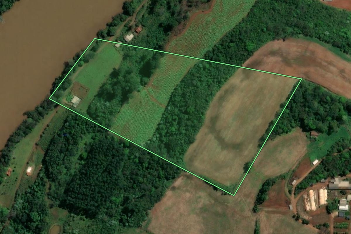 Imagem de satélite do imóvel rural em Coronel Freitas (SC), com o contorno declarado no CAR desenhado por cima.