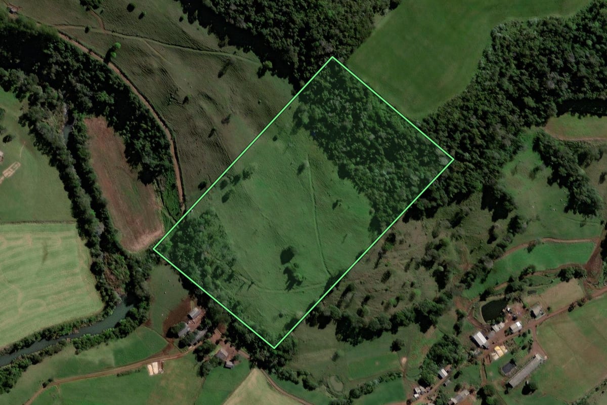 Imagem de satélite do imóvel rural em Coronel Freitas (SC), com o contorno declarado no CAR desenhado por cima.