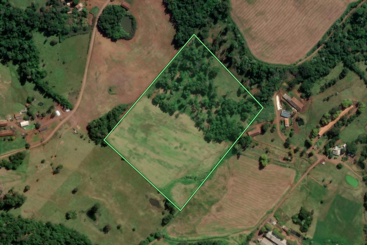 Imagem de satélite do imóvel rural em Coronel Freitas (SC), com o contorno declarado no CAR desenhado por cima.