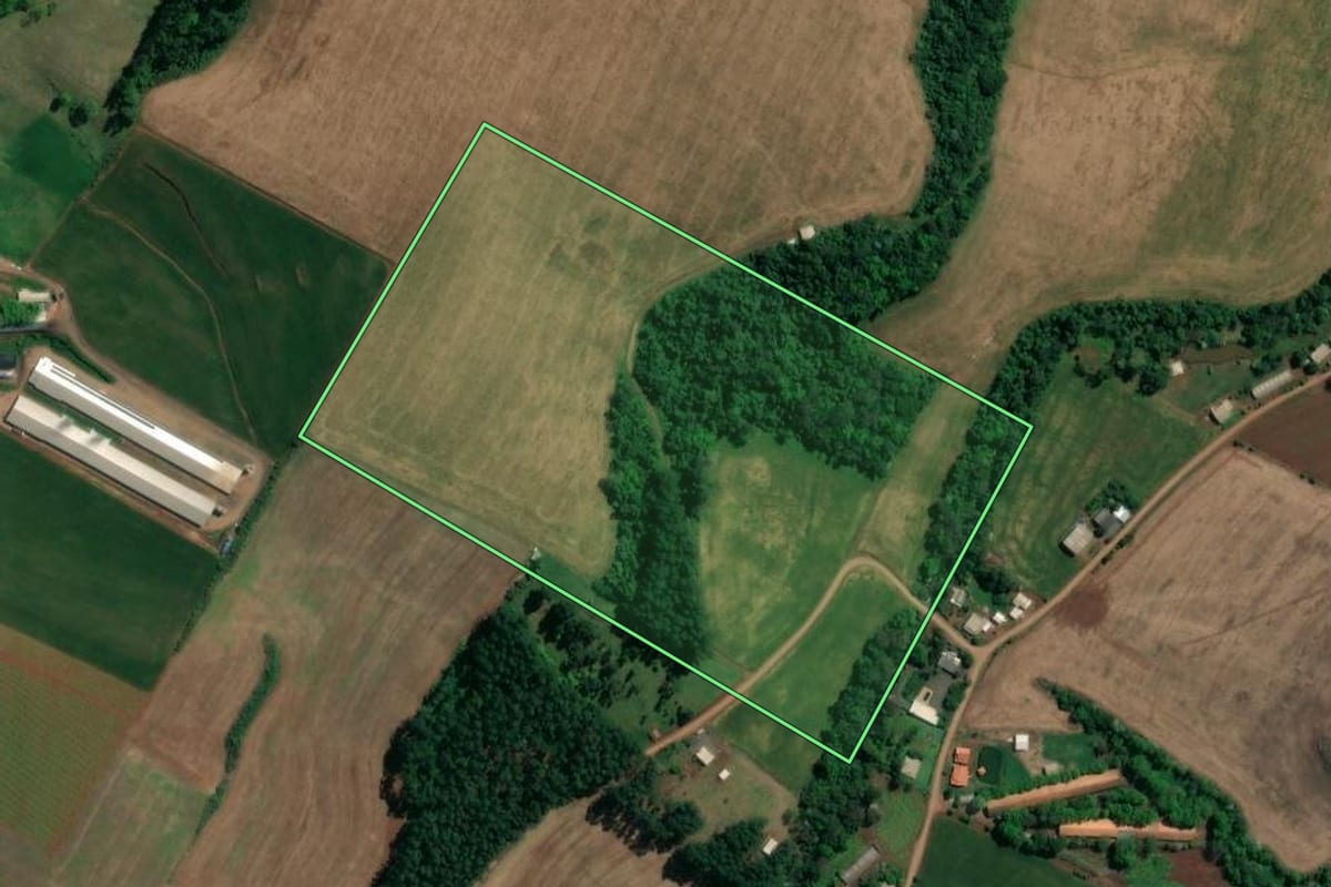 Imagem de satélite do imóvel rural em Coronel Freitas (SC), com o contorno declarado no CAR desenhado por cima.
