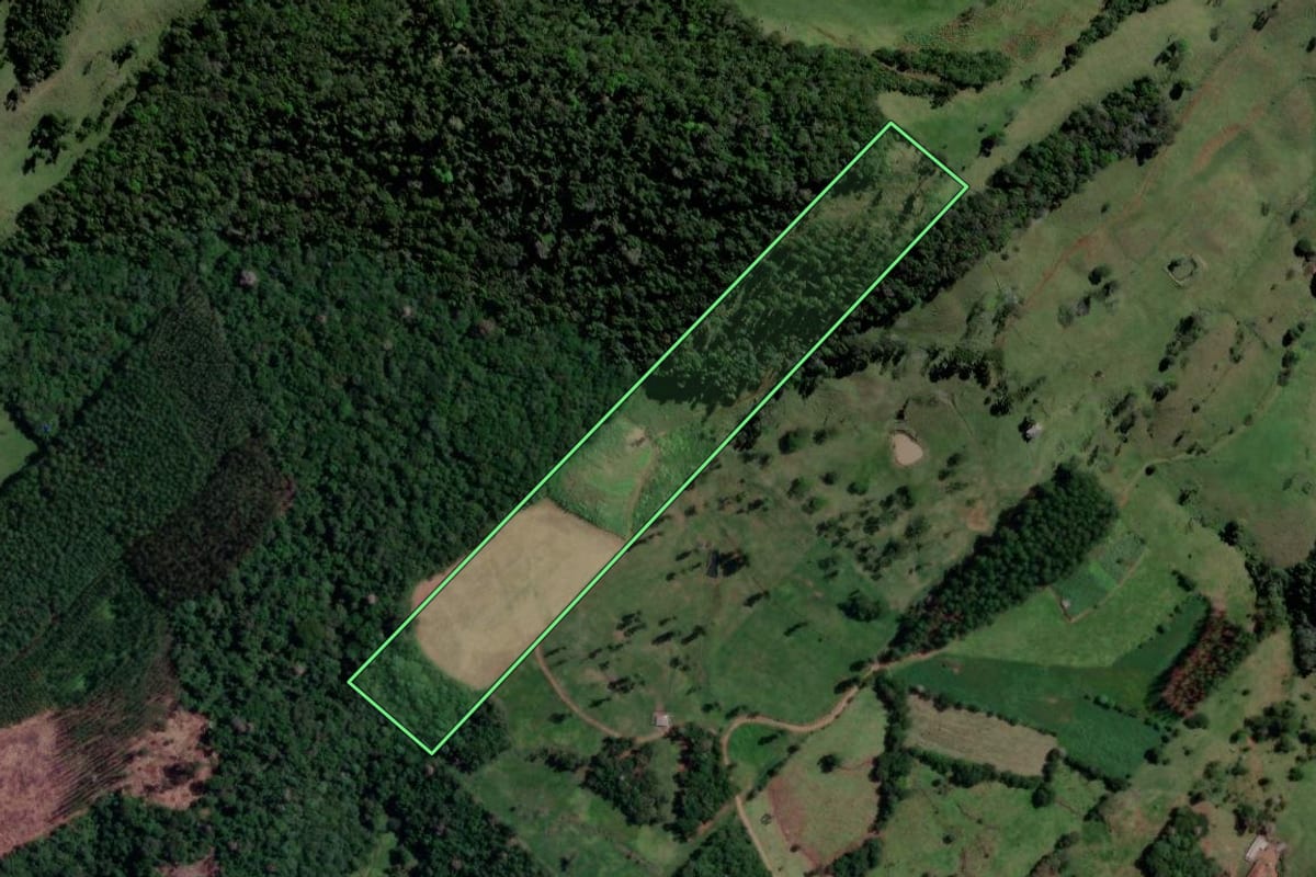 Imagem de satélite do imóvel rural em Coronel Freitas (SC), com o contorno declarado no CAR desenhado por cima.