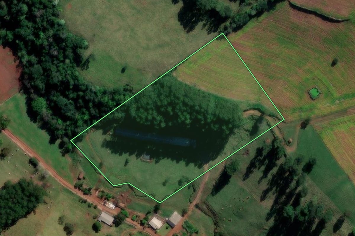 Imagem de satélite do imóvel rural em Quilombo (SC), com o contorno declarado no CAR desenhado por cima.