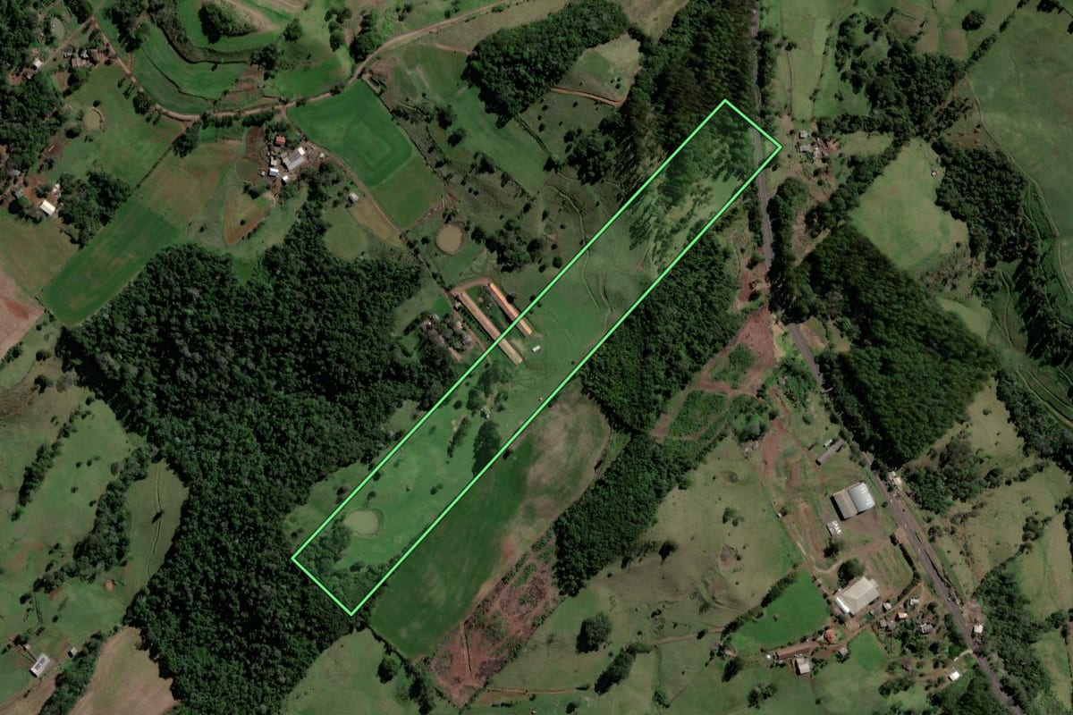 Imagem de satélite do imóvel rural em Coronel Freitas (SC), com o contorno declarado no CAR desenhado por cima.