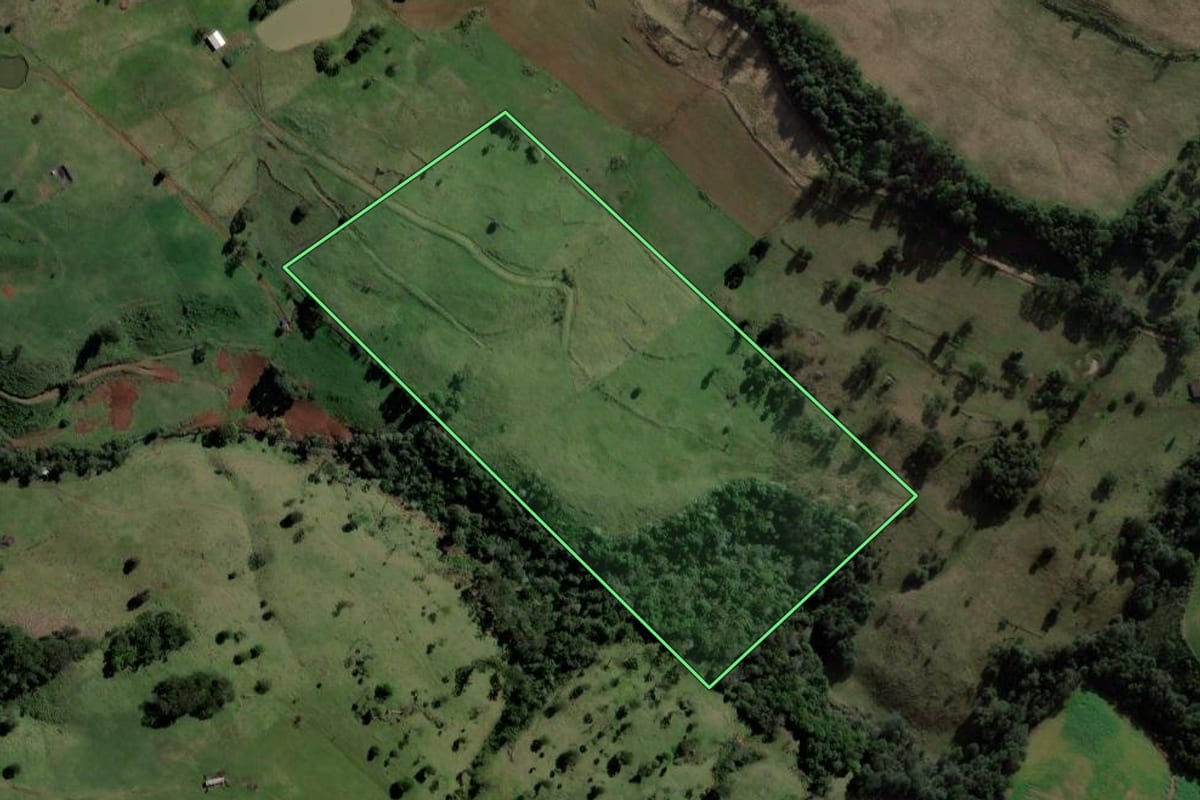 Imagem de satélite do imóvel rural em Coronel Freitas (SC), com o contorno declarado no CAR desenhado por cima.